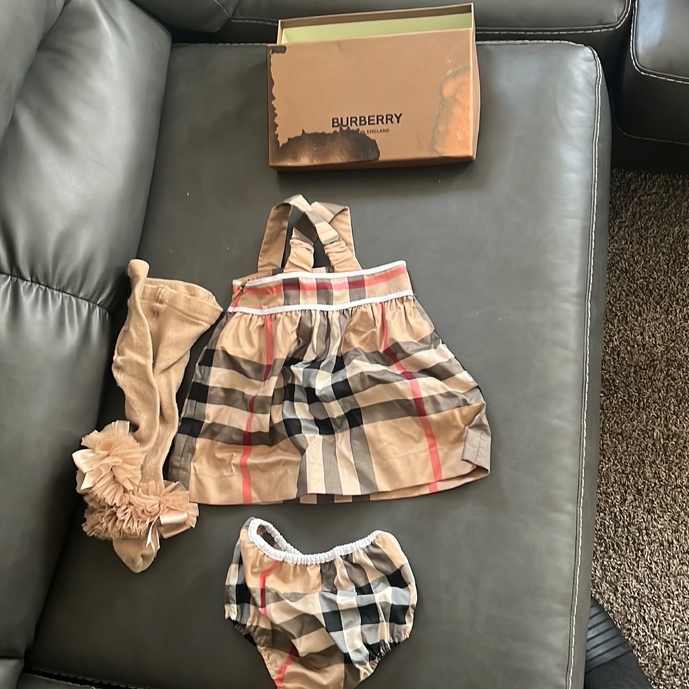 Two piece authentic baby Burberry casual set - Picture 2 of 2
